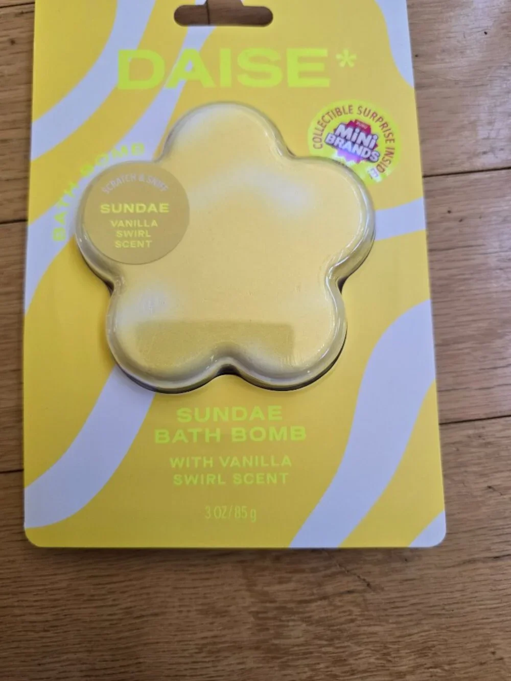 DAISE x Zuru Mini Brands | Sundae Vanilla Yellow Flower Shaped Fizzy Bath Bomb